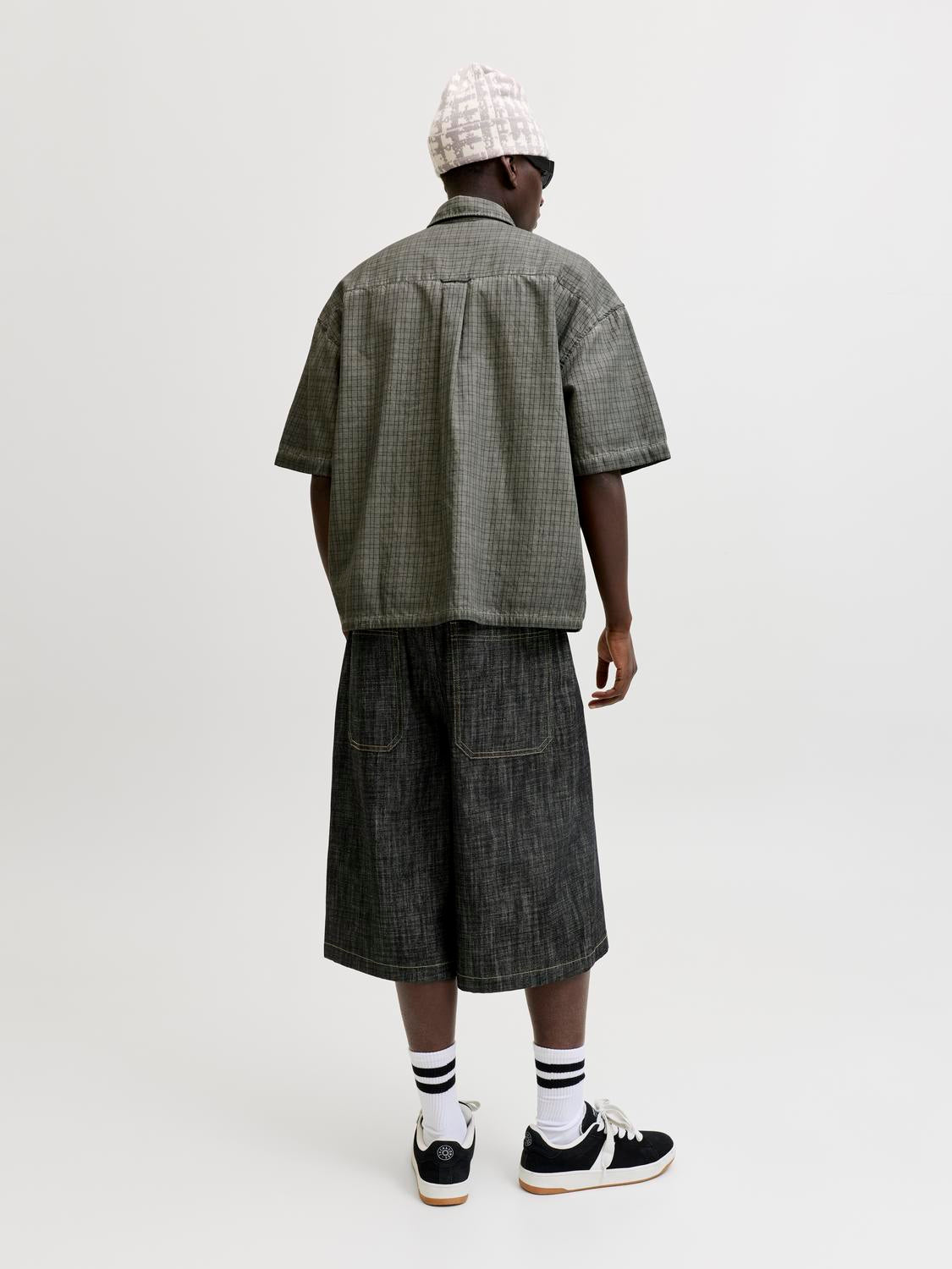model_shot-back